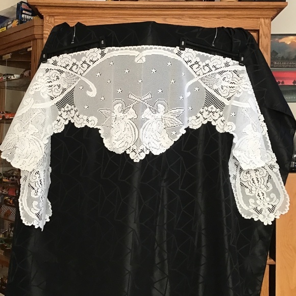 White Lace Mantel Scarf with angels and scalloped edging - Picture 1 of 8